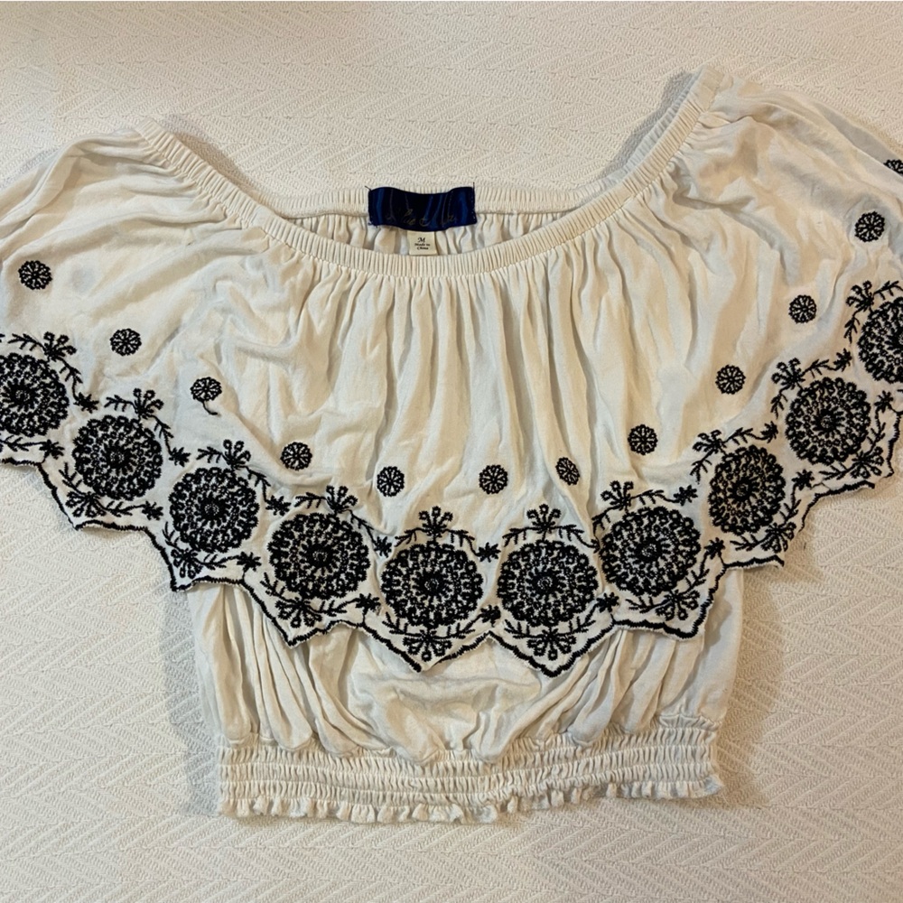 Crop Top - White w/ Black - Flowy - Size Medium - Fits Small